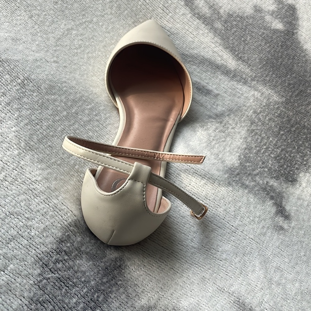 Journee Collection
Women's Reba Flat - Picture 4 of 5